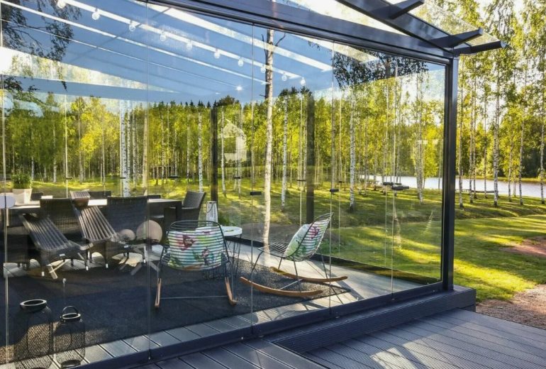 Стильная веранда: безрамное остекление как элемент дизайна