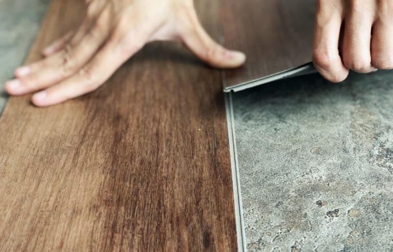 Преимущества клеевой кварцвиниловой плитки перед линолеумом и ламинатом